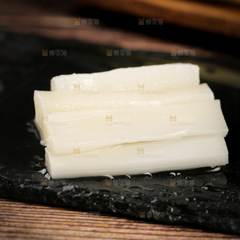 黑石板上的泡椒脆笋