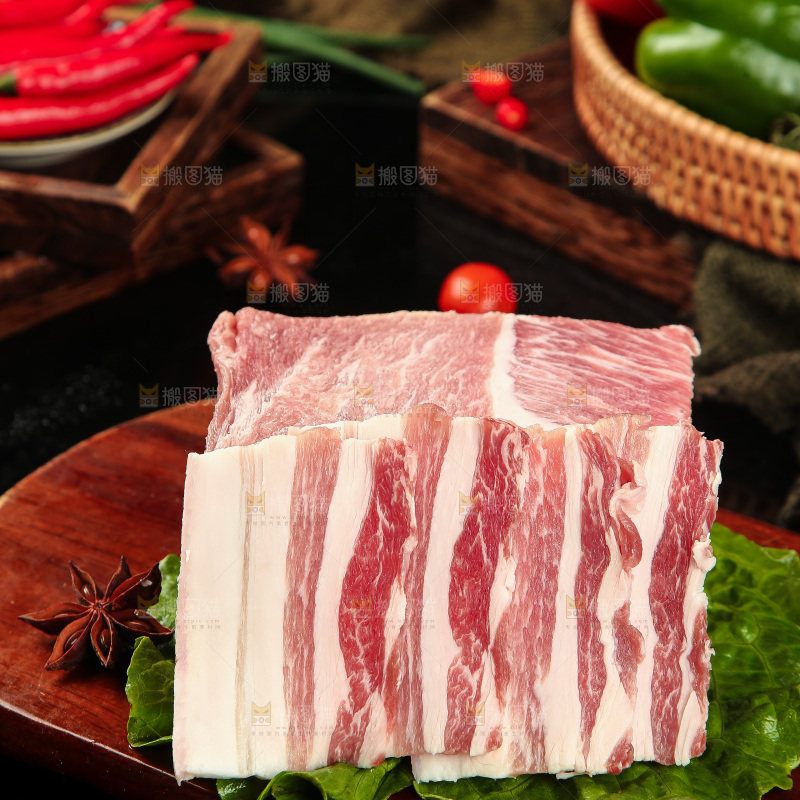 木板上的五花肉片