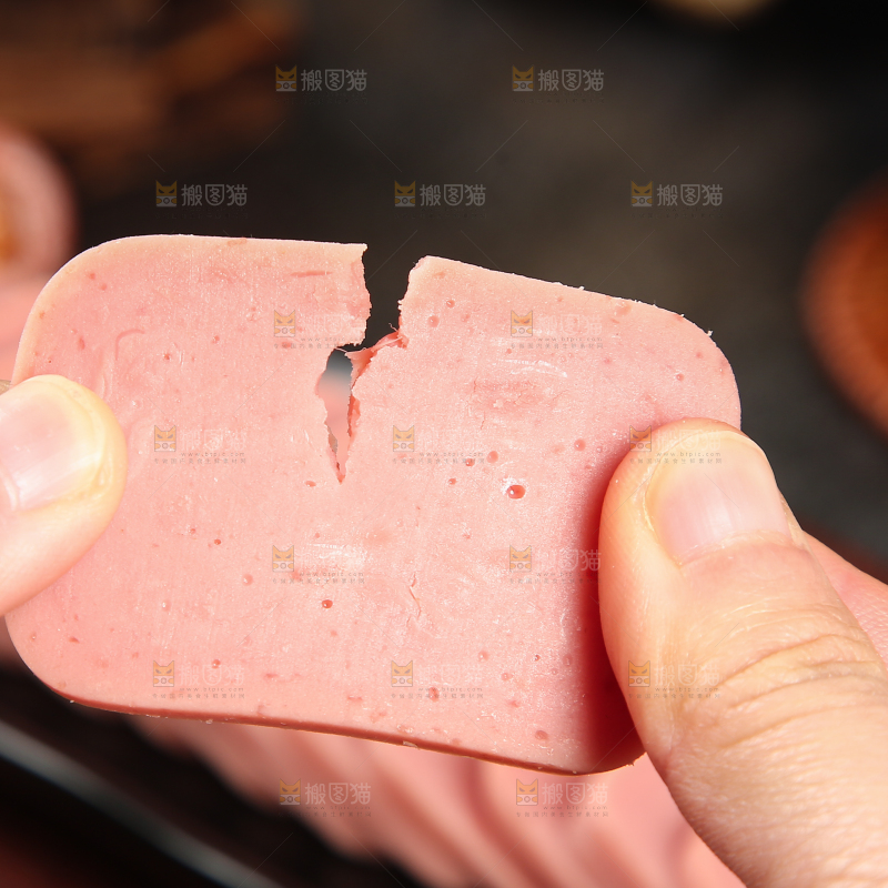 手上拿着火腿肠