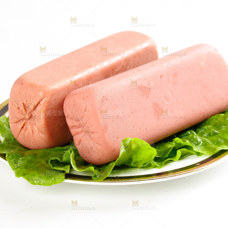 白底上放着一盘午餐肉