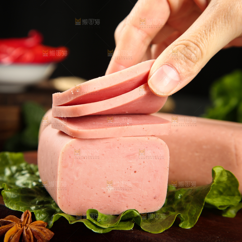 手上拿着午餐肉