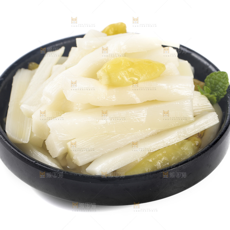 白底上放着一盘山椒脆笋
