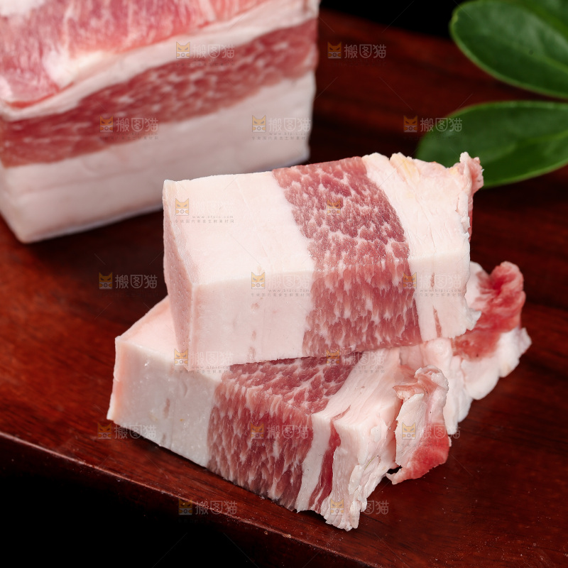 木板上放着切块的五花肉