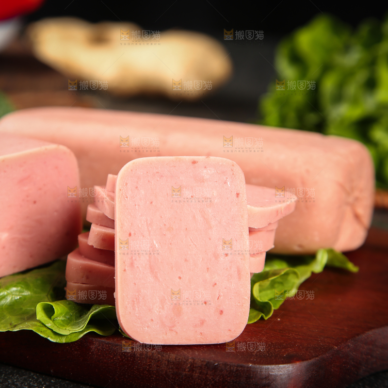 木板上放着午餐肉切片