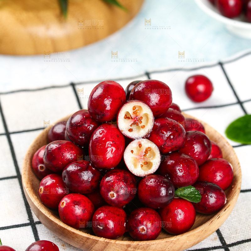 盘子里装着蔓越莓