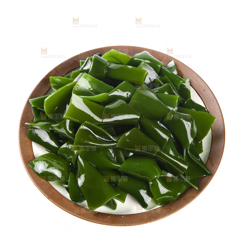 白底上放着一盘海带结