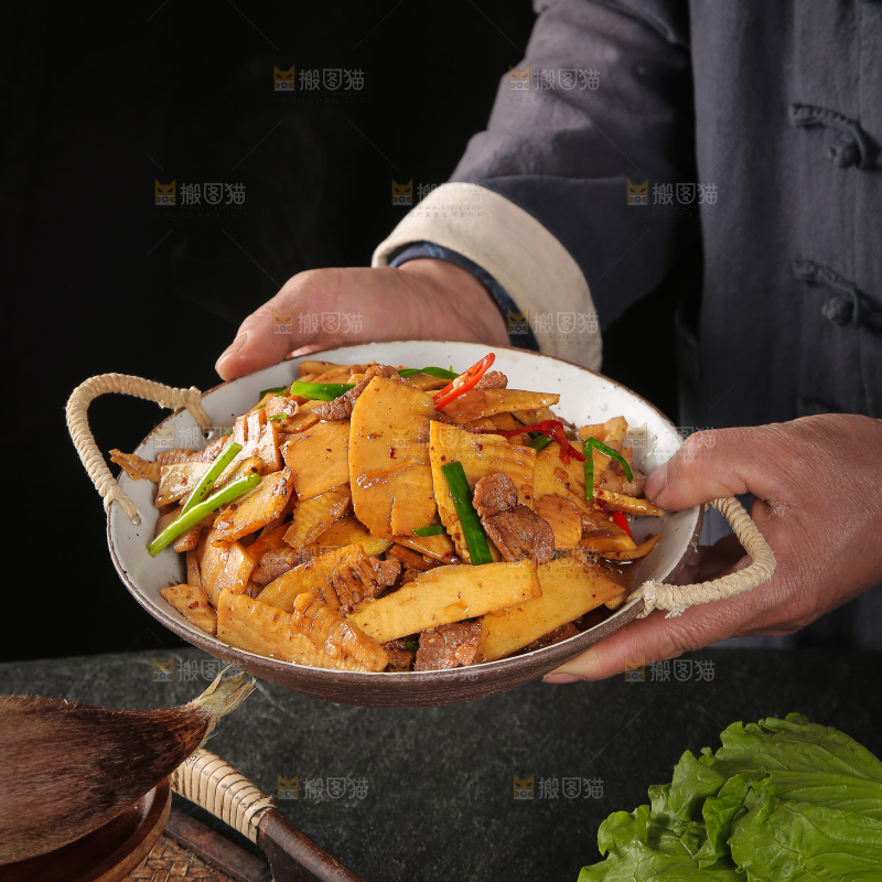 手里端着春笋烧肉