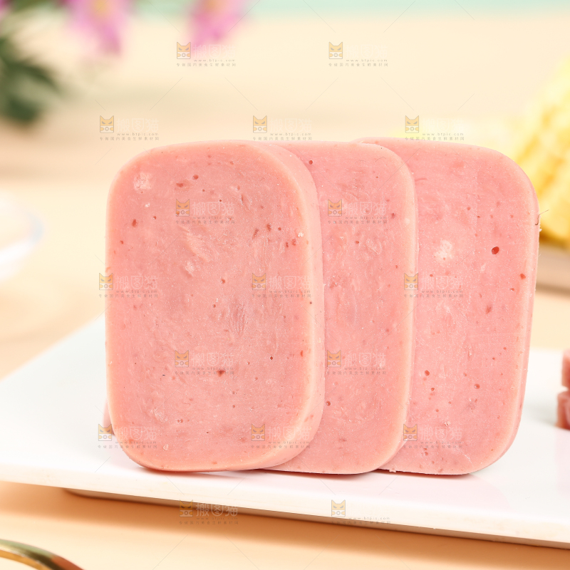 盘子里的午餐肉切片