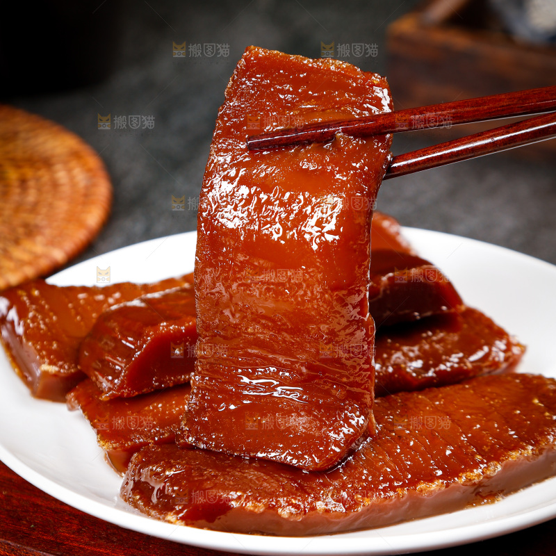 筷子上夹着广式年糕