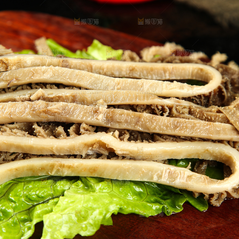 木板上放着牛百叶