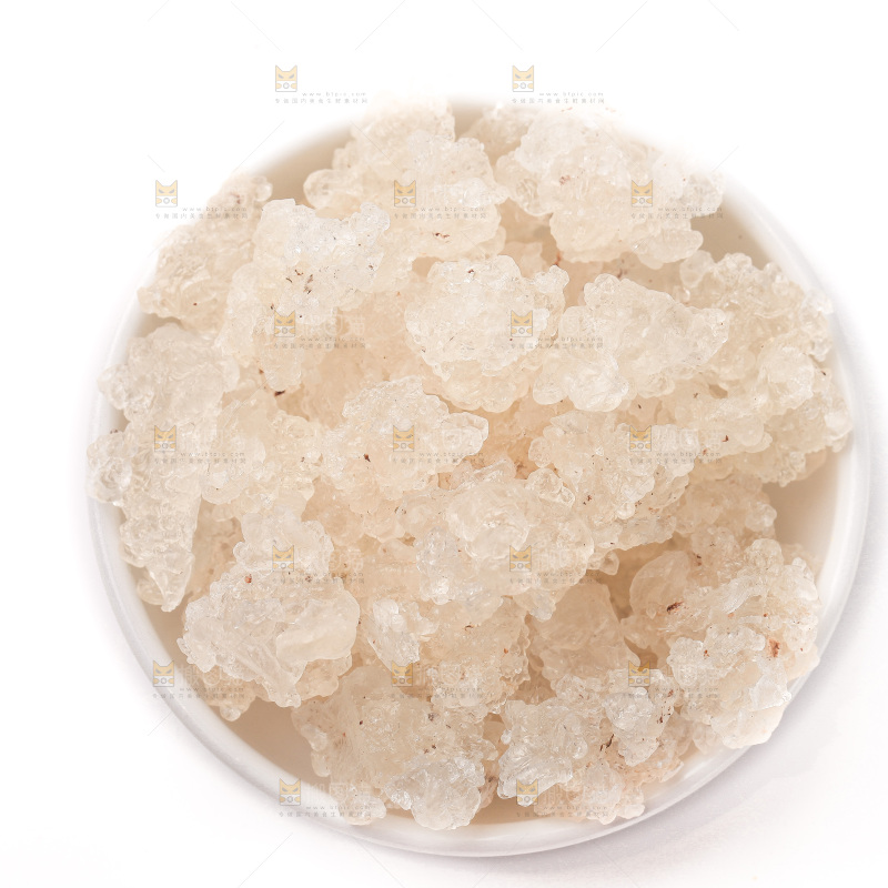 白底上放着一盘雪燕