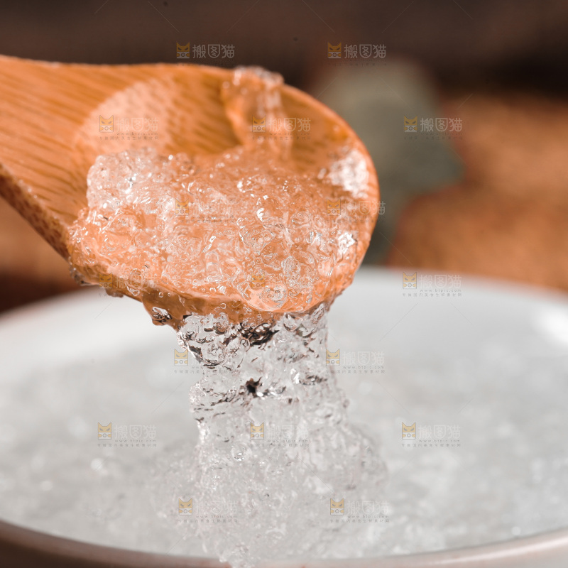 勺子上舀着拉丝雪燕