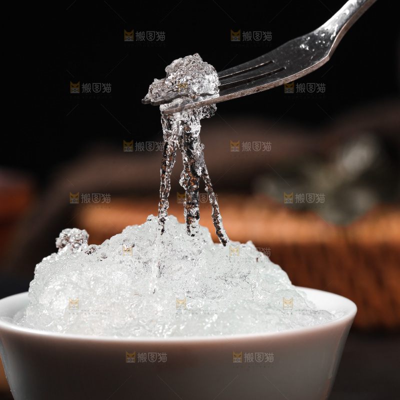 叉子上插着拉丝雪燕