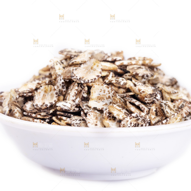 白底上放着一盘黑麦片