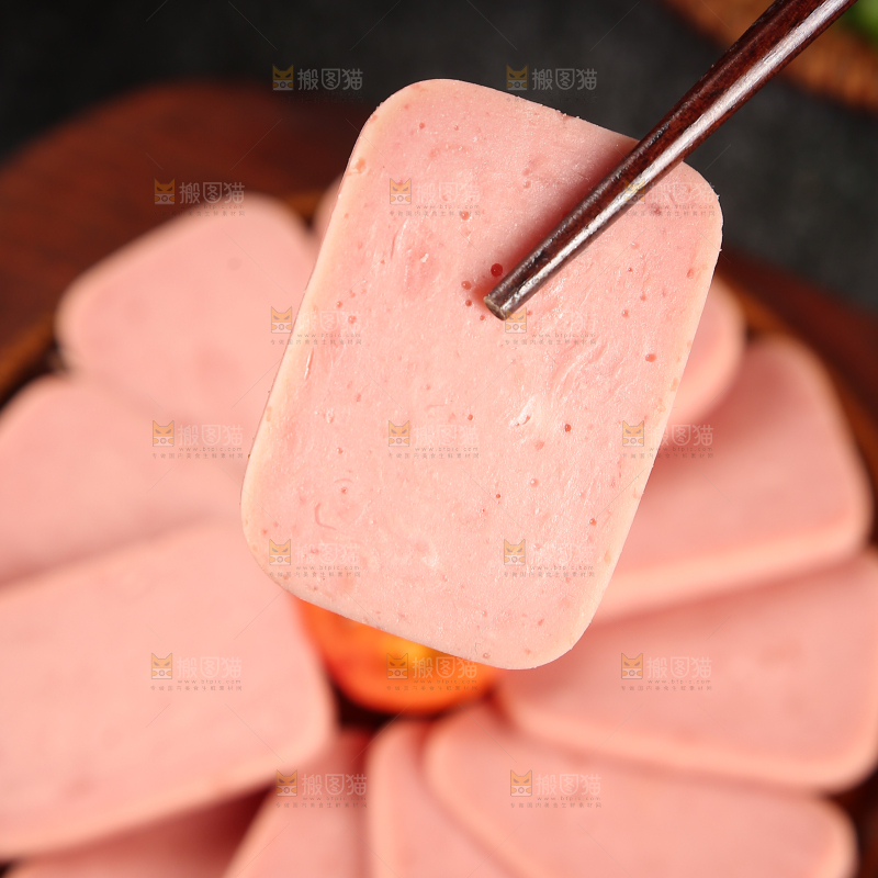 筷子夹着午餐肉切片