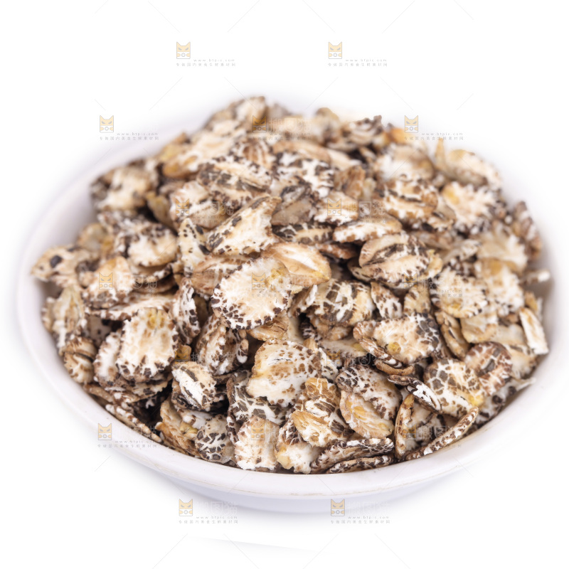 白底上放着一盘黑麦片