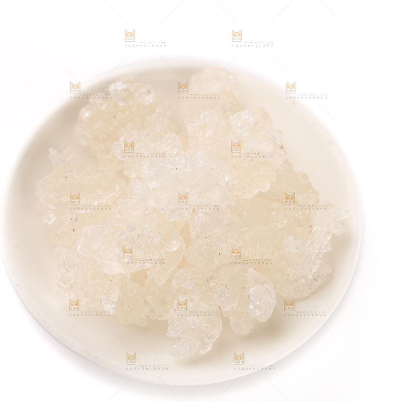 白底上放着一盘雪燕