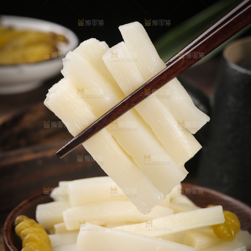 筷子上夹着泡笋