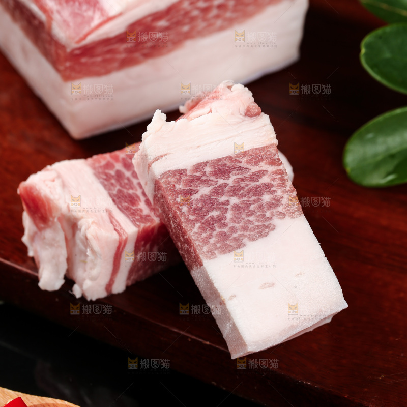 木板上放着切块的五花肉
