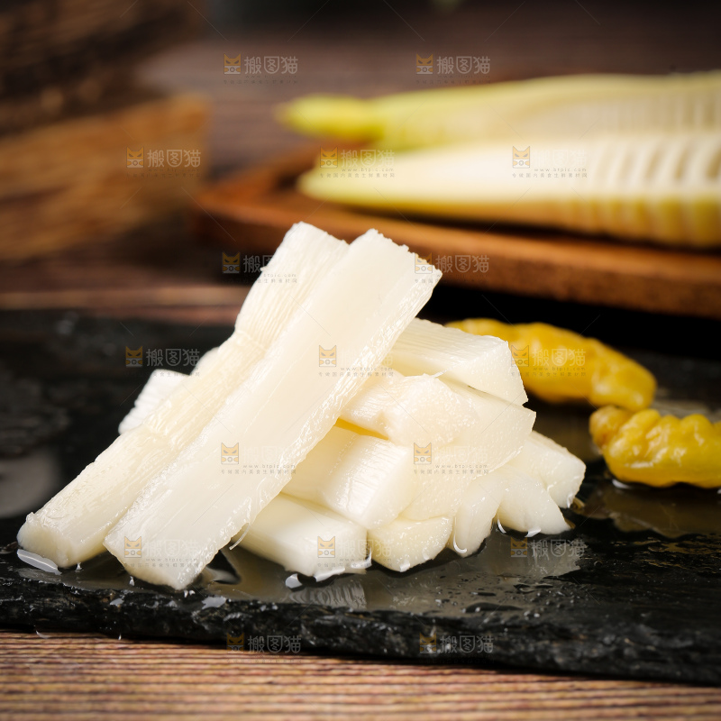 黑石板上的泡椒脆笋