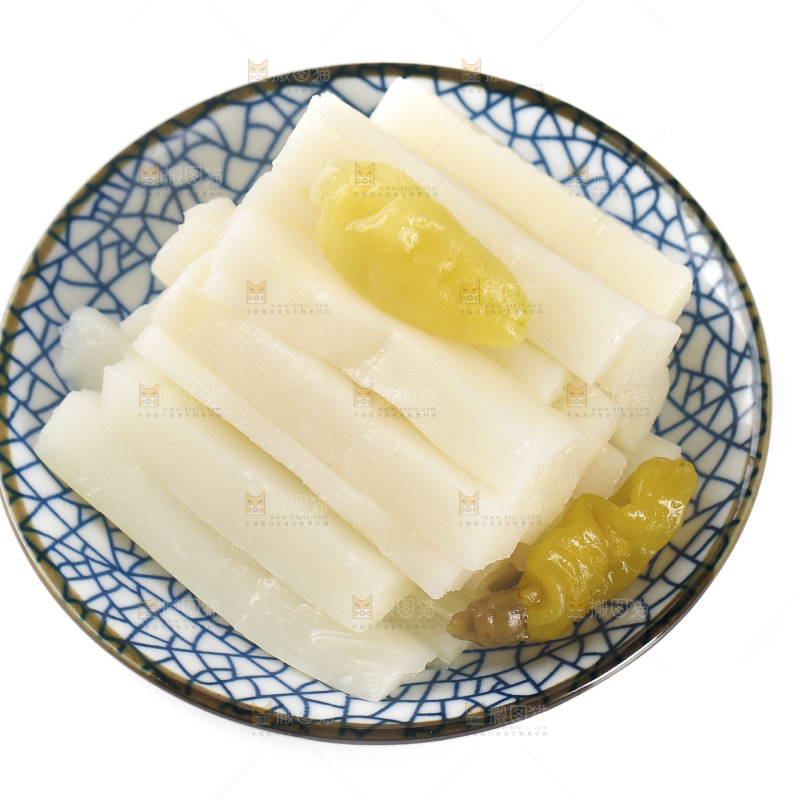 白底上放着一盘山椒脆笋