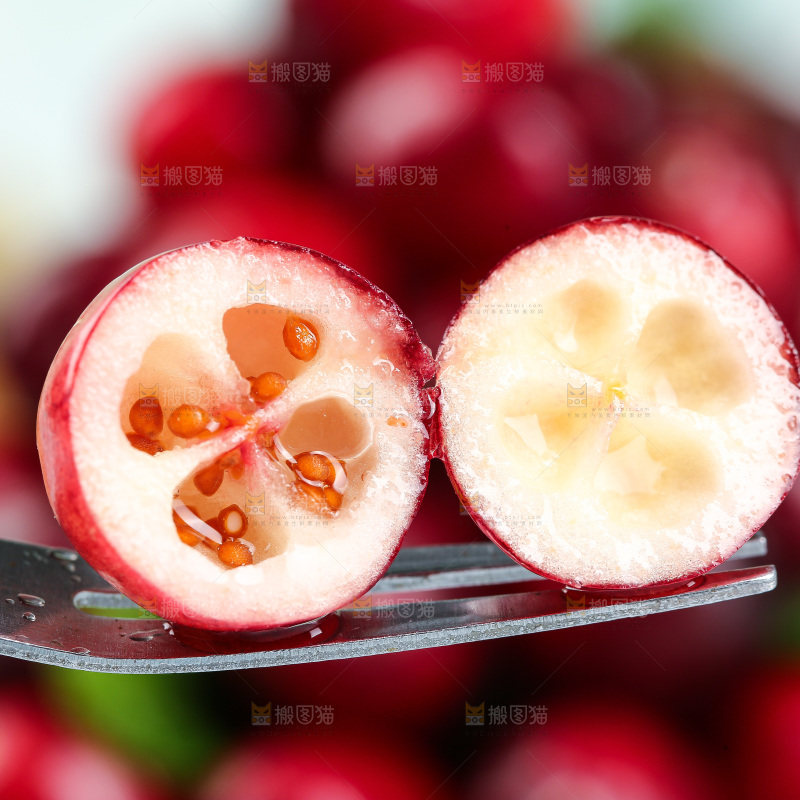 叉子上的蔓越莓