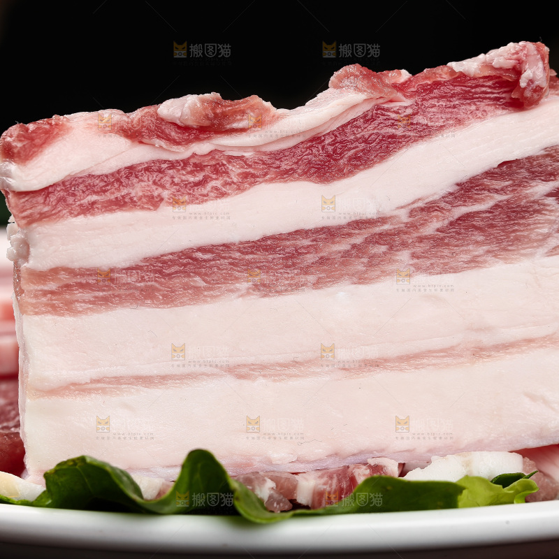 盘子里装着五花肉片