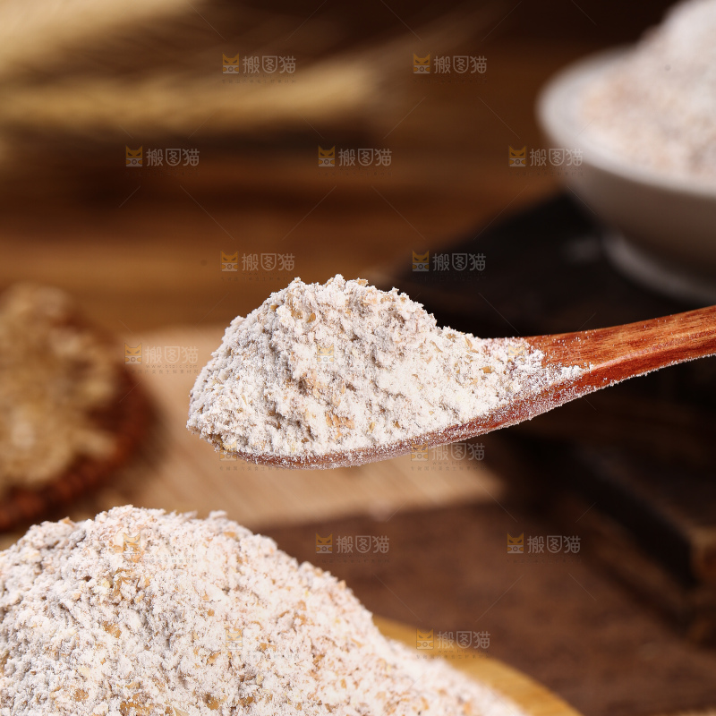 勺子上舀着黑全麦粉
