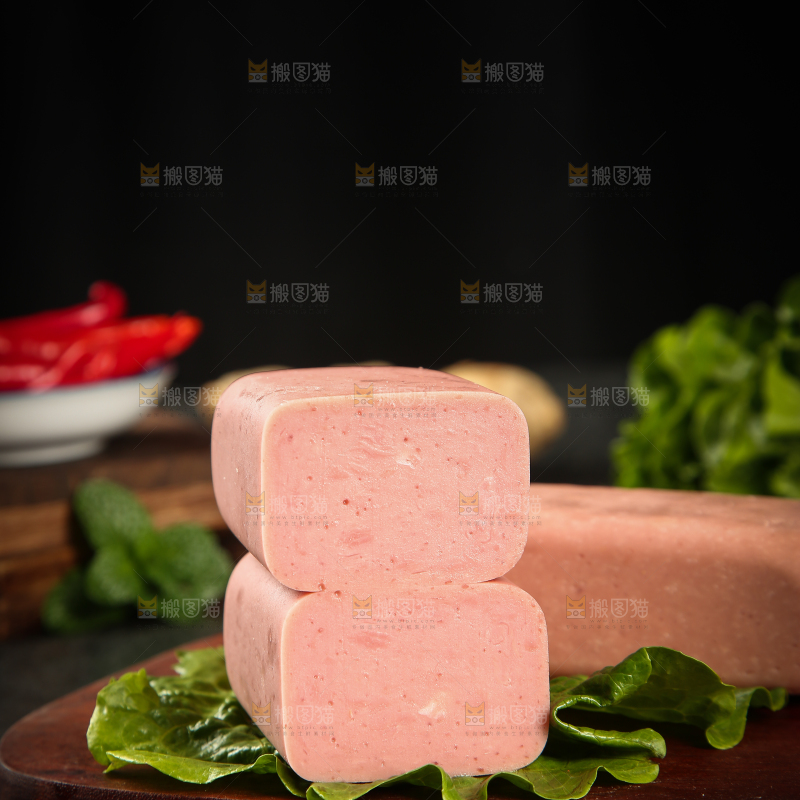 木板上放着火腿肠