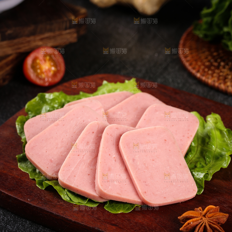 木板上放着午餐肉