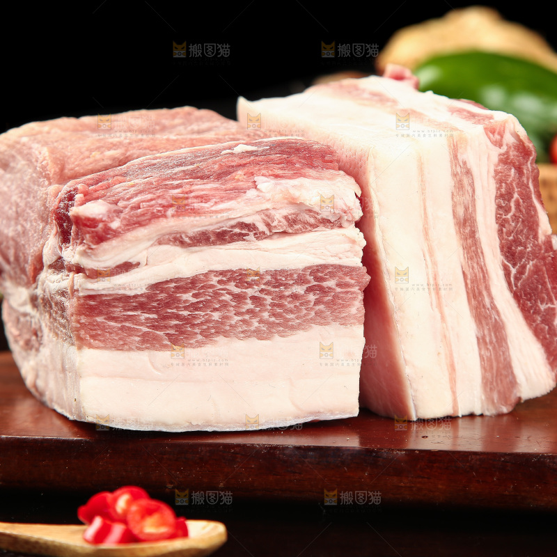 木板上放着五花肉
