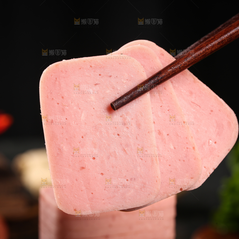 筷子夹着午餐肉切片