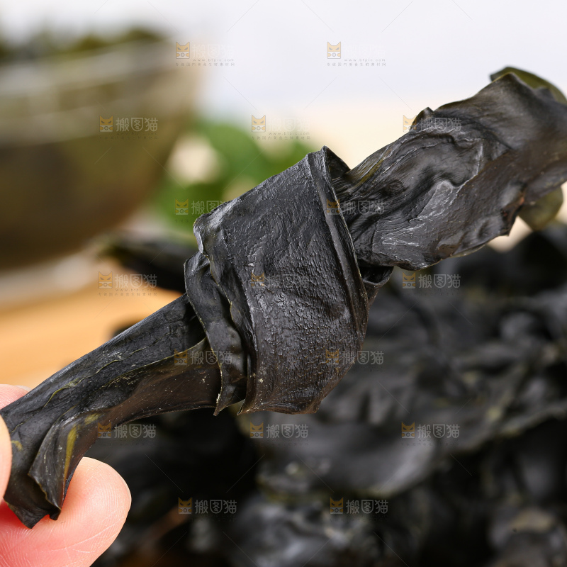 手上拿着海带结