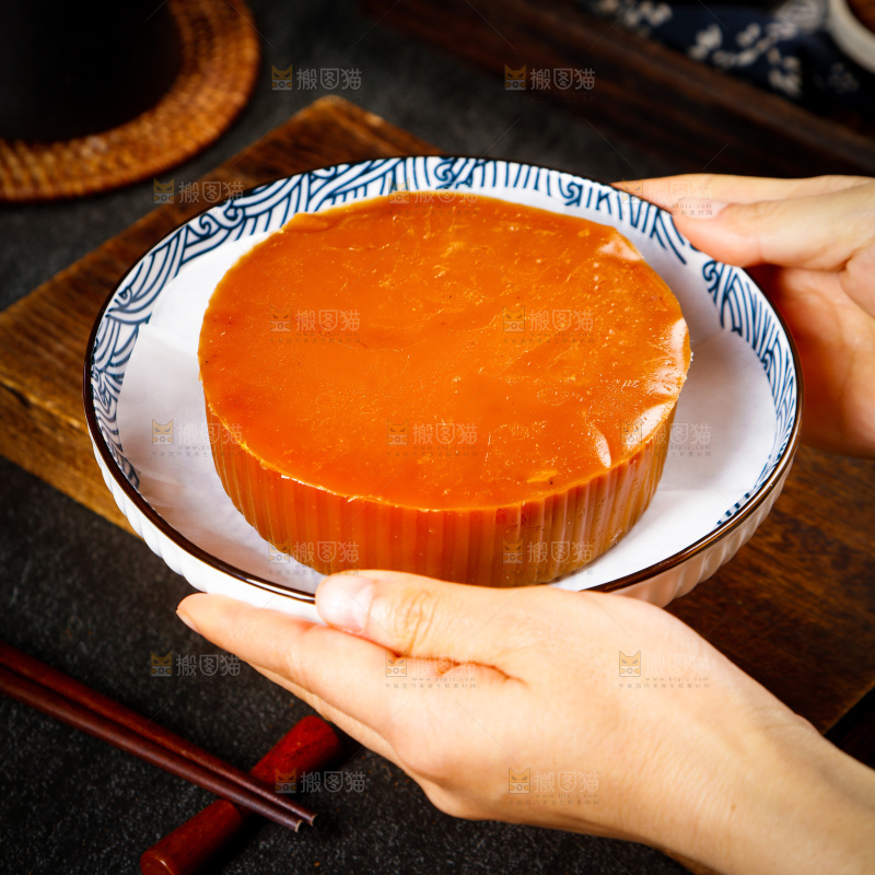 手里端着广式年糕