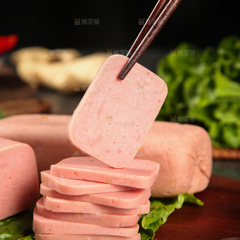 筷子上夹着午餐肉切片