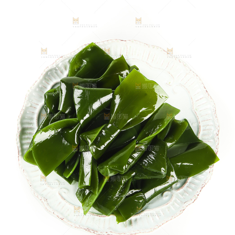 白底上放着一盘海带结