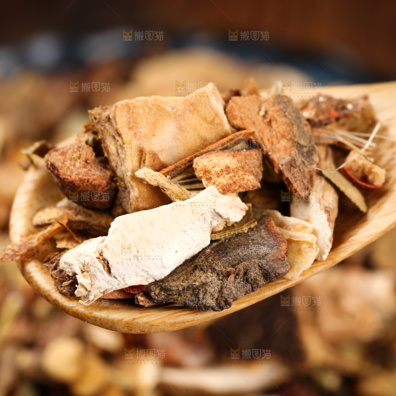 勺子里装着卤料