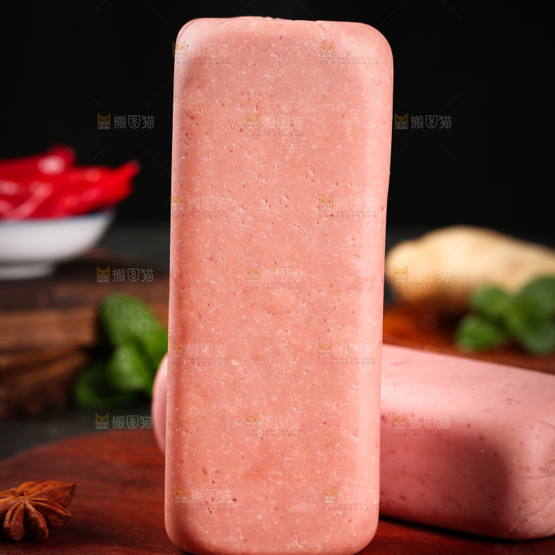 木板上放着午餐肉