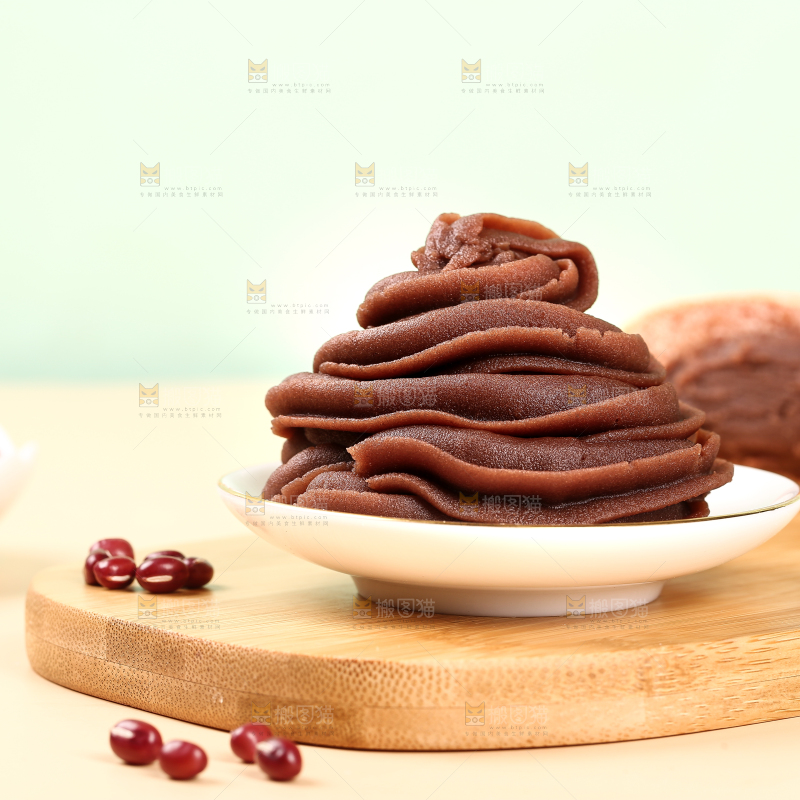 木板上放着一碟红豆沙