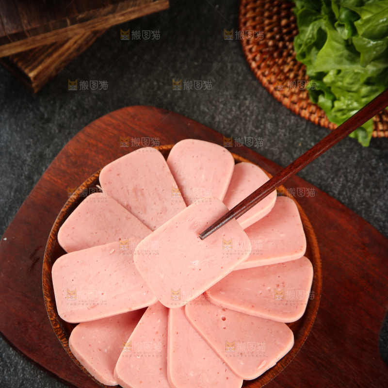 筷子夹着午餐肉切片