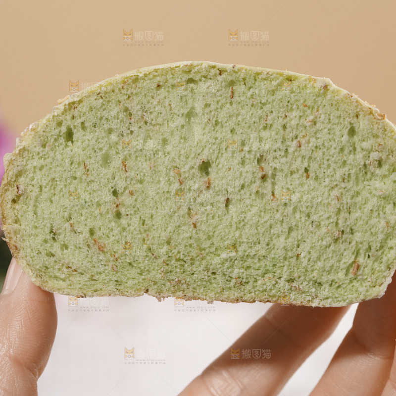 手里拿着切开的欧包