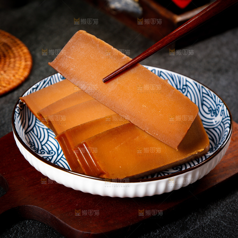 筷子上夹着潮汕甜粿