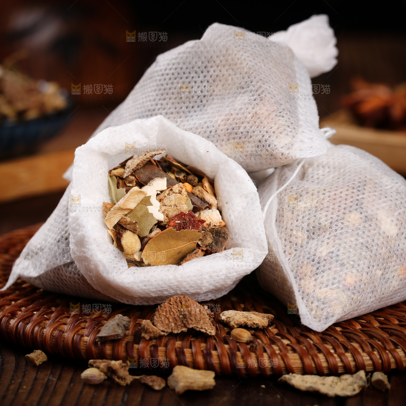 垫子上放着卤料包
