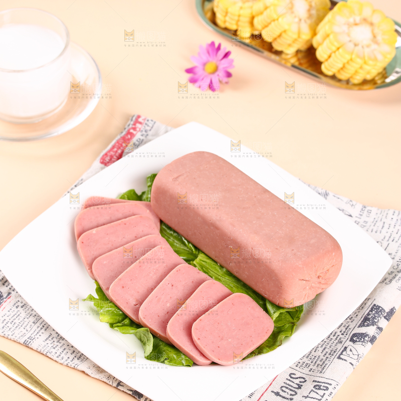盘子里的火腿肠切片