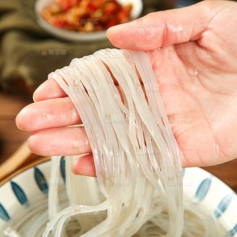 手里拿着泡发的红薯粉