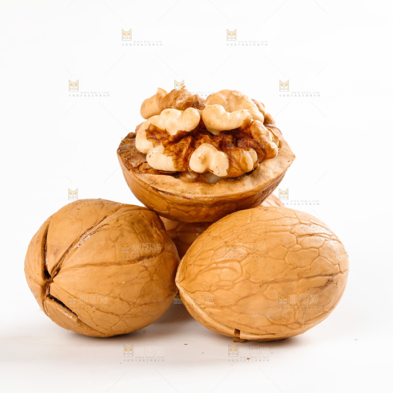 白底上放着纸皮烤核桃