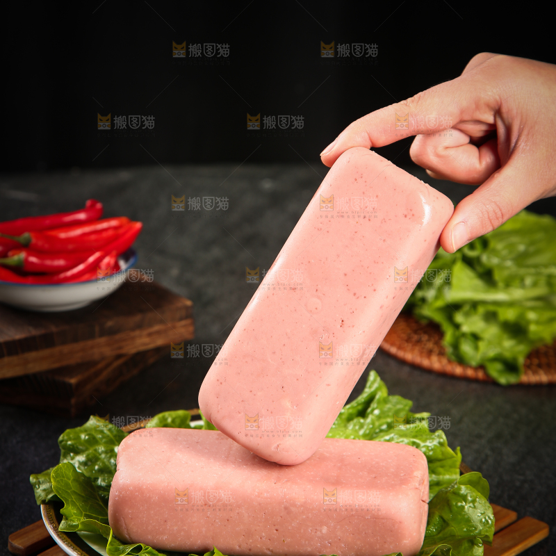 手里拿着火腿肠