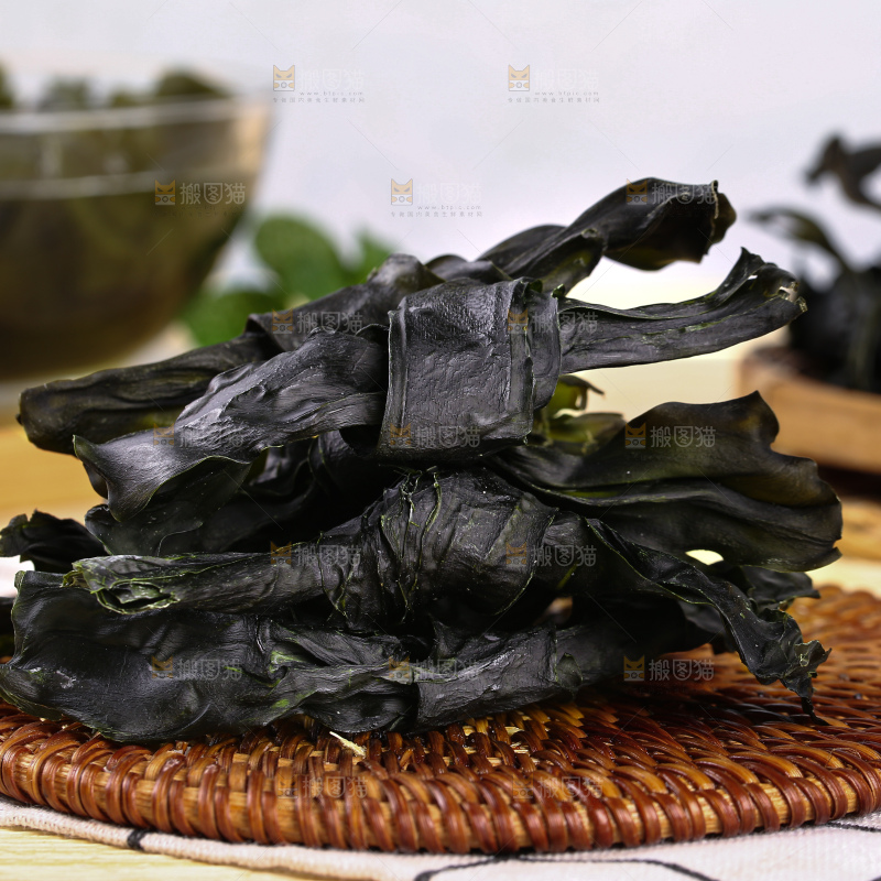 垫子上放着霞浦烘干海带结