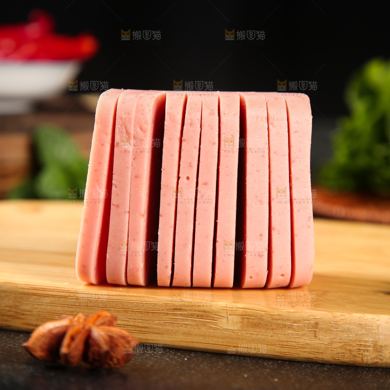 木板上放着切片的午餐肉