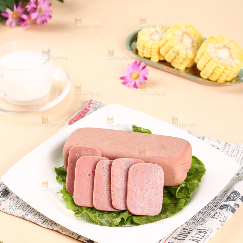桌上放着一盘午餐肉